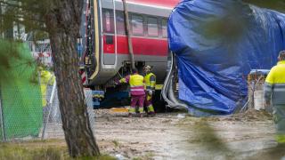 Trabajadores realizan tareas de retirada de los vagores en el punto de las vías donde tuvo lugar el accidente de trenes de Adamuz, a 24 de enero de 2026 en Adamuz (Córdoba, Andalucía).