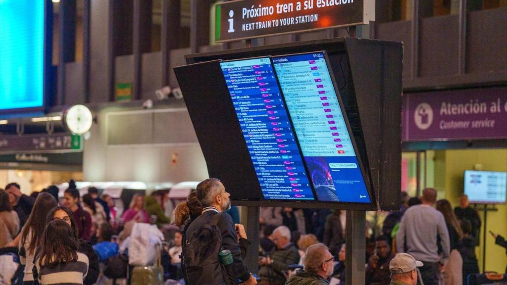 Imagen de viajeros consultando los horarios en Santa Justa.