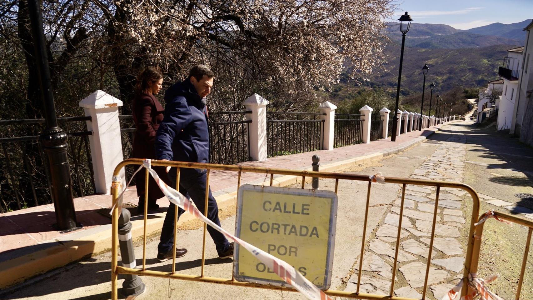 El presidente de la Junta, Juanma Moreno, visita los daños del temporal en Cartijima, Málaga.