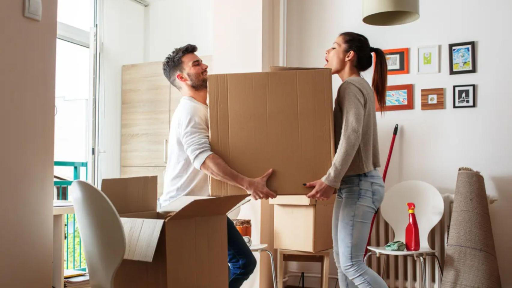 Una pareja joven que acaba de alquilar un piso