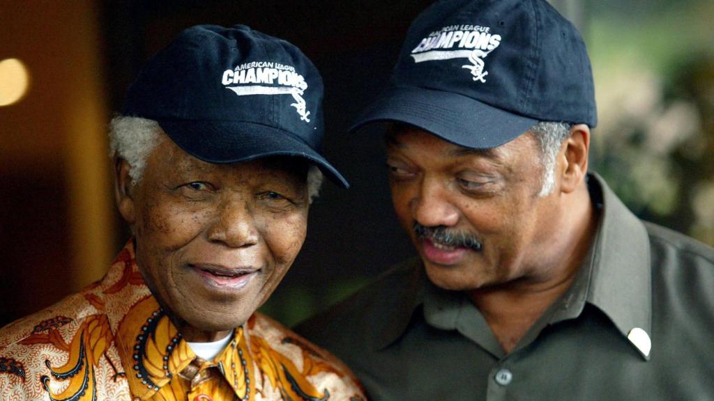 Jesse Jackson junto a Nelson Mandela en 2005.