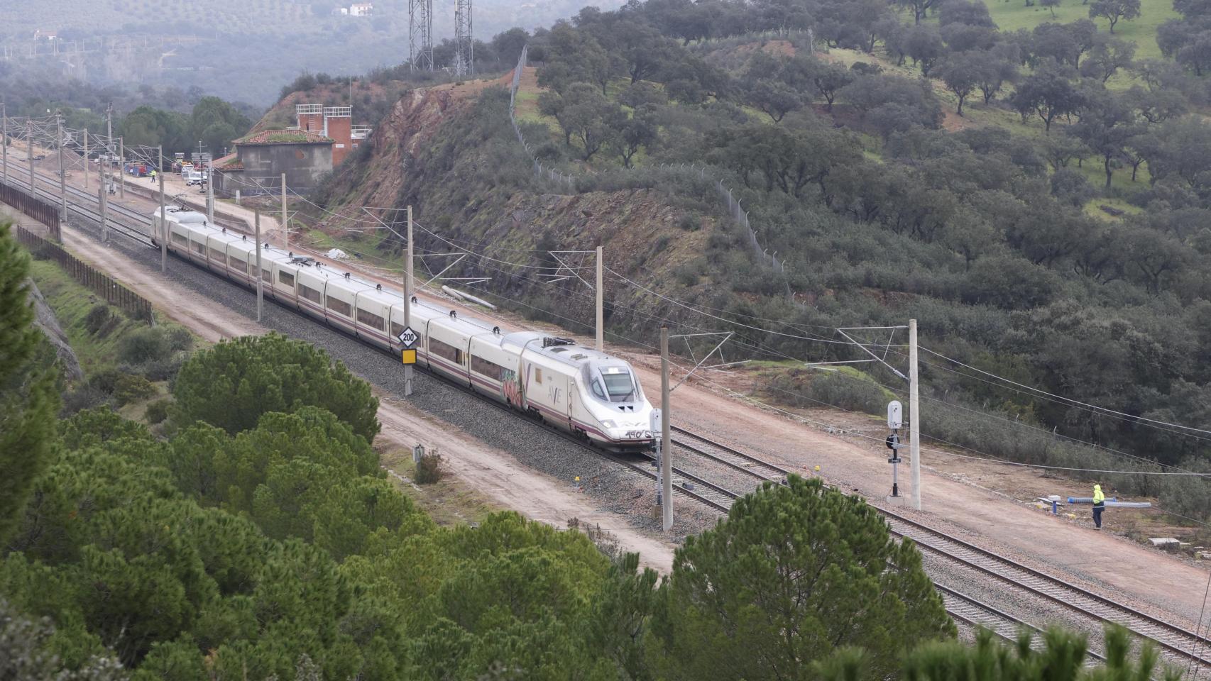 Imagen de un tren AVE a su paso por el tramo de vía, completamente restaurado, donde ocurrió el trágico accidente del pasado 18 de enero en Adamuz (Córdoba). A 17 de febrero de 2026, en Adamuz, Córdoba (Andalucía, España).