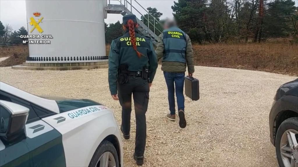 La Guardia Civil se dispone a subir al aerogenerador