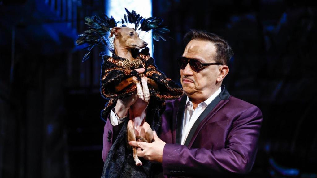 Anthony Rubio con un perro al final del show en la Semana de la Moda de Nueva York.