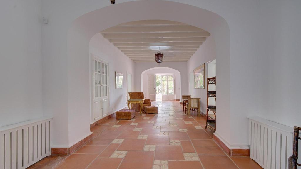 La villa cuenta con espacios que se abren al exterior.