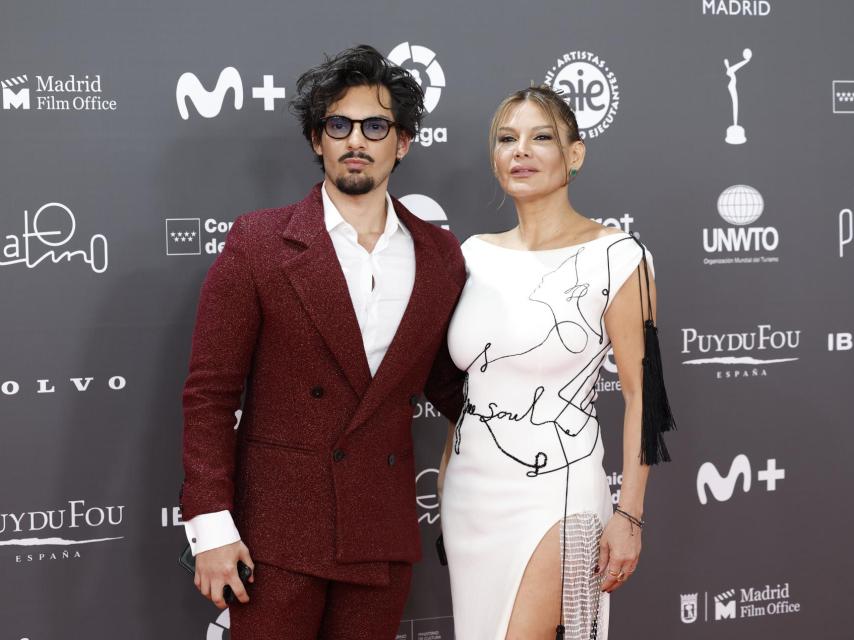 Álex Reyes junto a su madre, Ivonne, en un acto público.