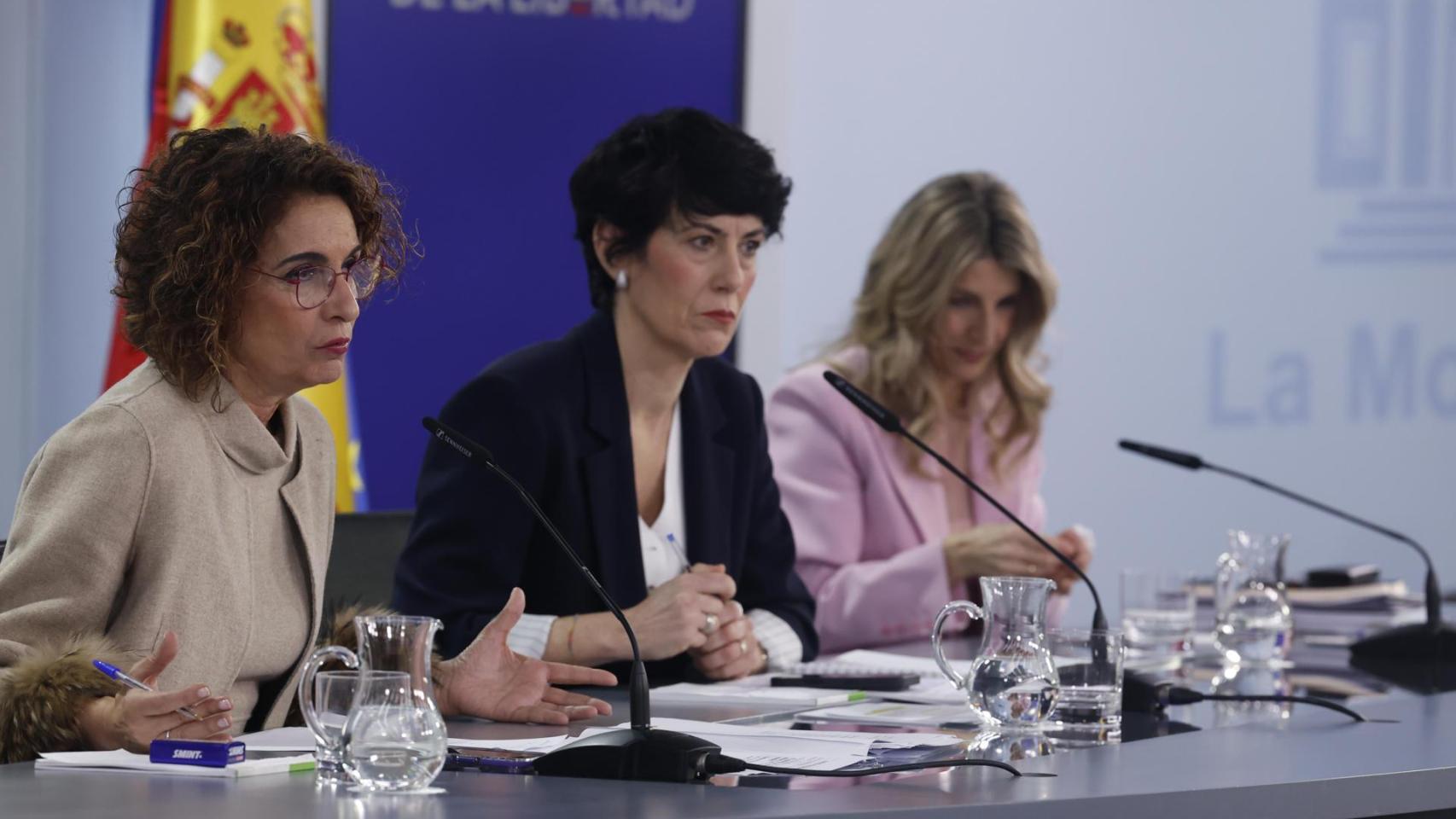 La vicepresidenta primera, María Jesús Montero, la portavoz del Gobierno, Elma Saiz, y la vicepresidenta segunda, Yolanda Diaz, este martes en la rueda de prensa posterior al Consejo de Ministros.