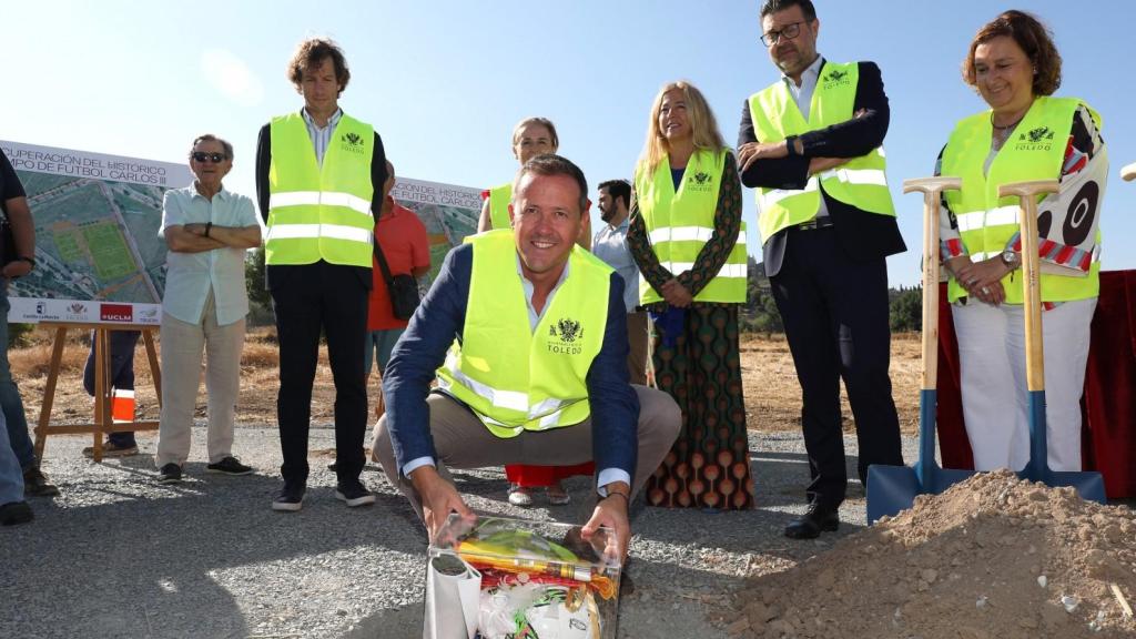 Carlos Velázquez, alcalde de la ciudad, presidió en mayo el acto de colocación de la primera piedra del campo de fútbol Carlos III, ubicado junto a la Fábrica de Armas.