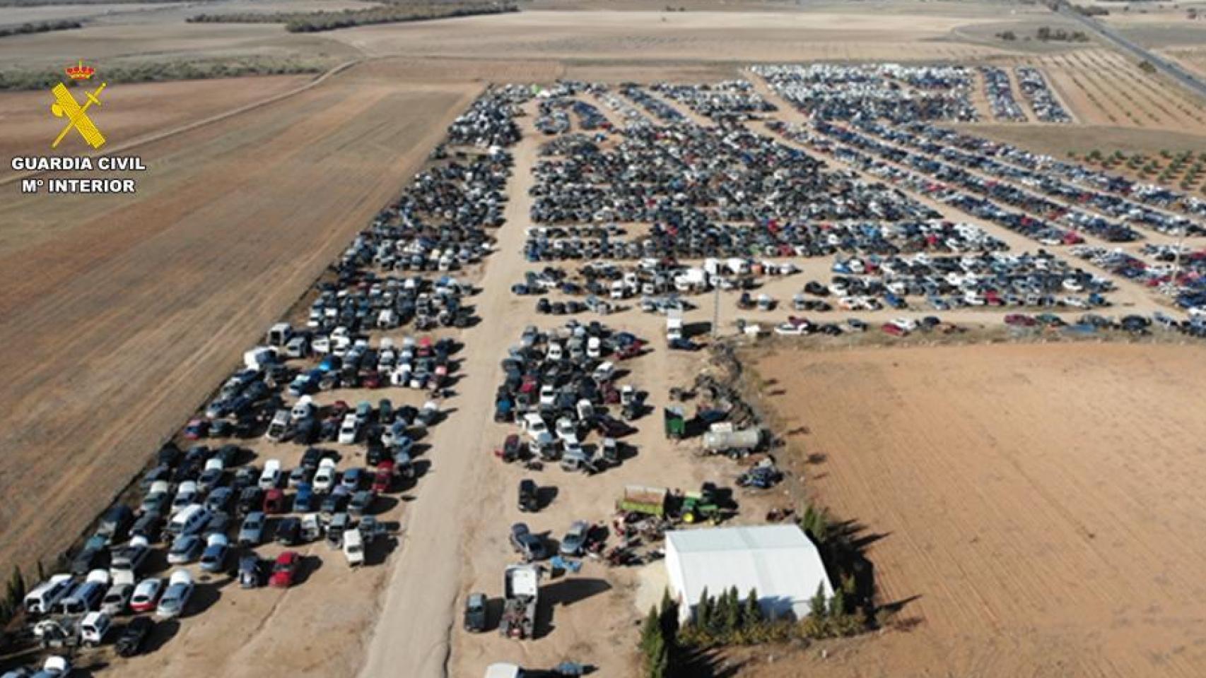 Numerosos vehículos acumulados por el desguace de Alcázar de San Juan (Ciudad Real).