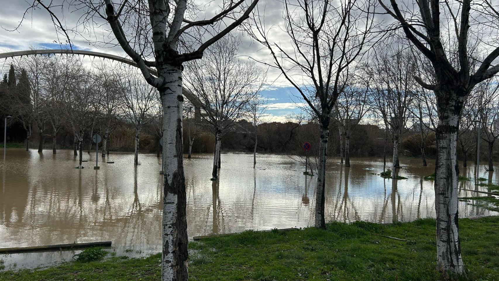 El Parking Sur de la Expo inundado por la crecida del Ebro en Zaragoza, este miércoles.