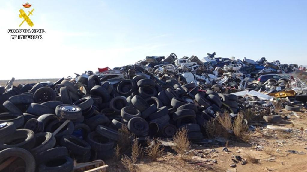 Residuos apilados en el desguace.