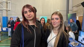 Lucía Calvo y Lucía Casanova, estudiantes del grado medio de Administración del Grupo San Valero