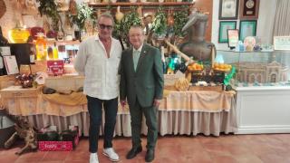 Carlos Herrera, junto al dueño de Terraza Carmona.