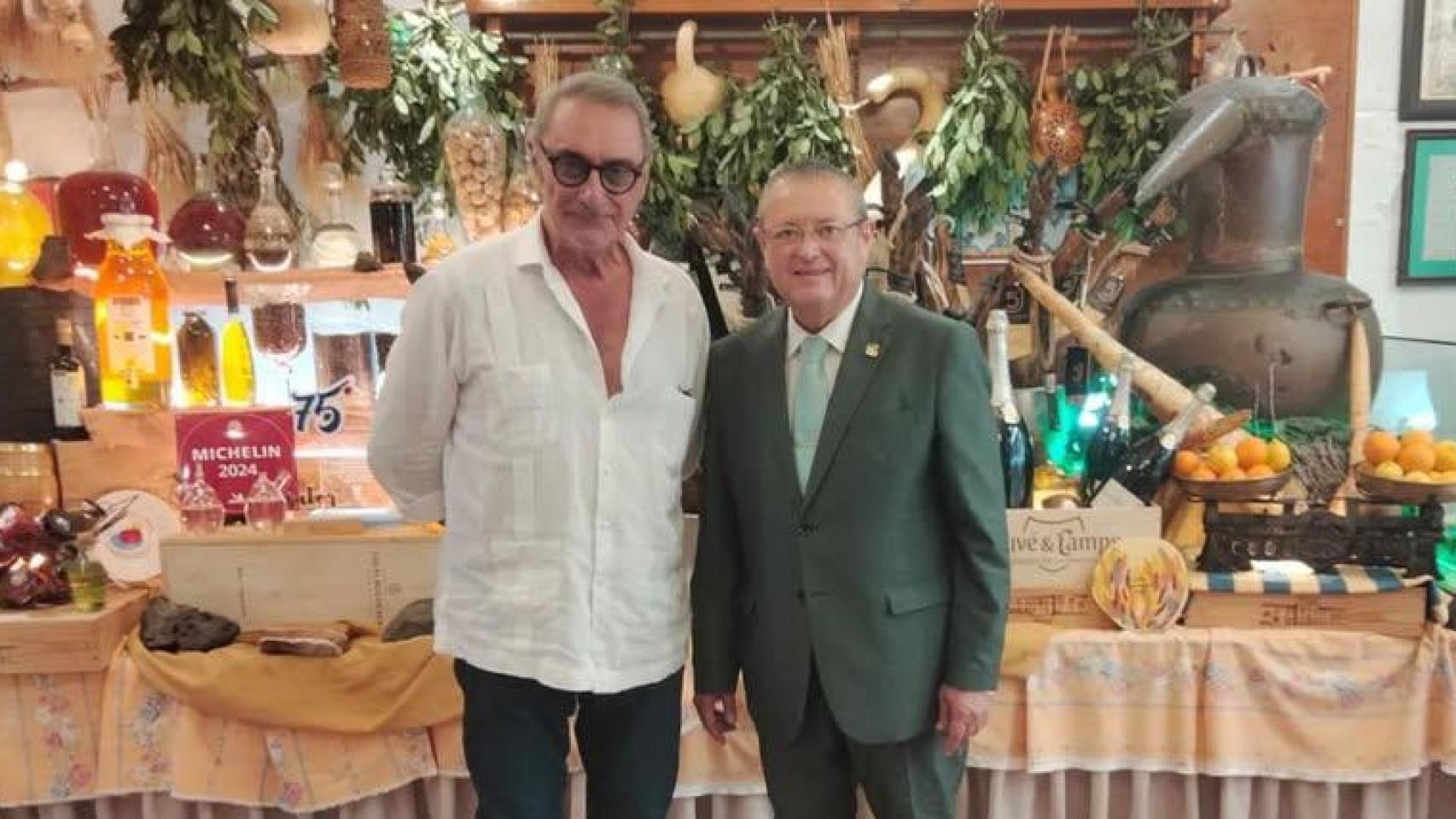 Carlos Herrera, junto al dueño de Terraza Carmona.