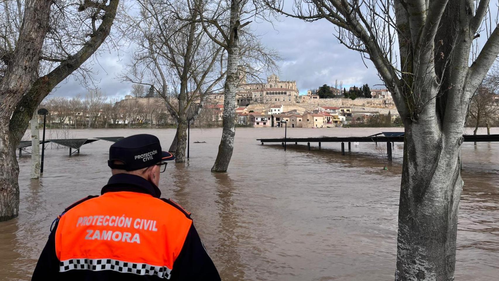 El rio Duero alcanza los 1.400 metros cúbicos y se mantiene el aviso rojo