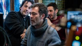 En primer término, Pol Rodríguez. Detrás, Isaki Lacuesta y Enric Auquer, protagonista de 'Ravalear'. Foto: Lucía Faraig