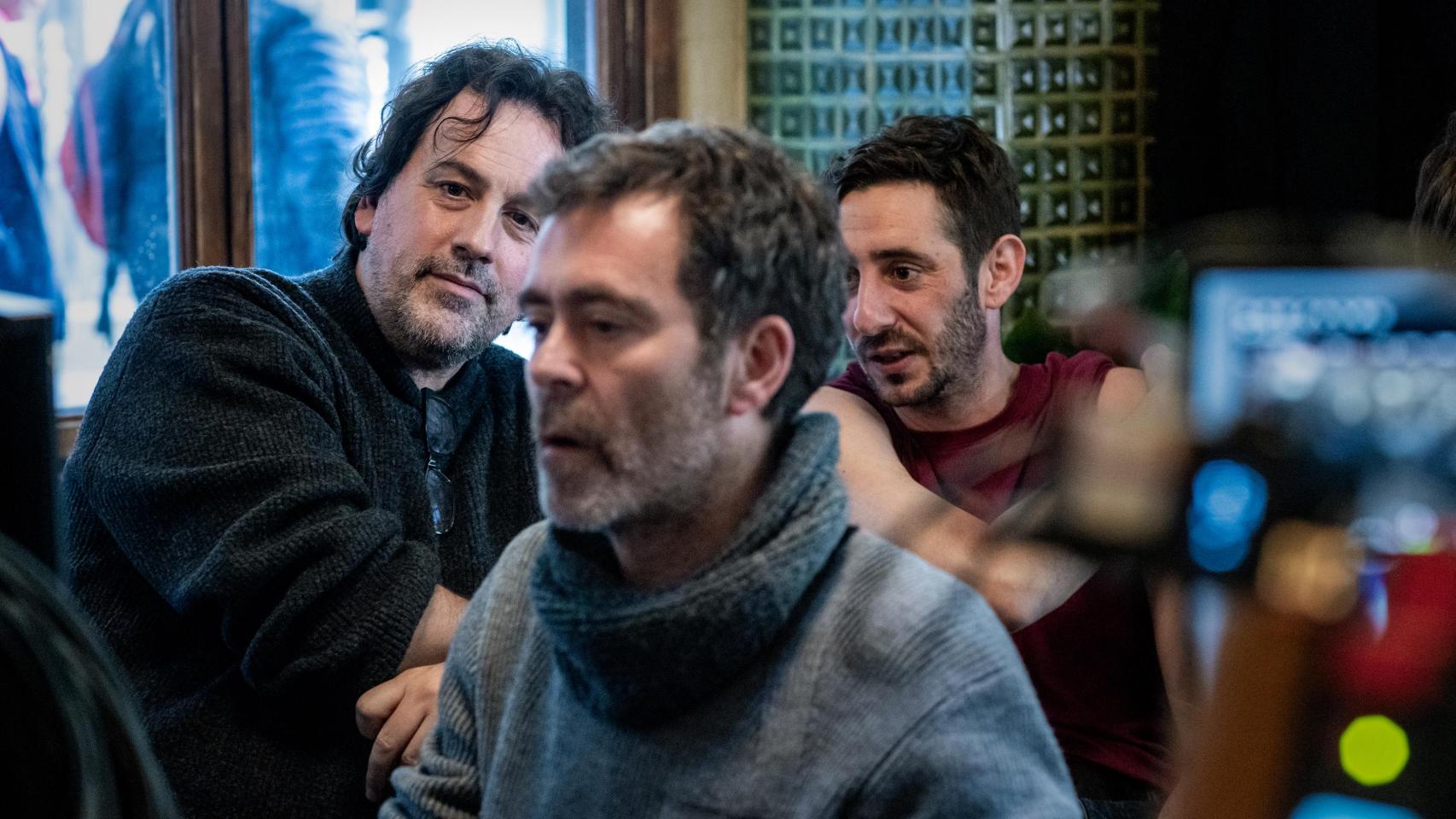 En primer término, Pol Rodríguez. Detrás, Isaki Lacuesta y Enric Auquer, protagonista de 'Ravalear'. Foto: Lucía Faraig