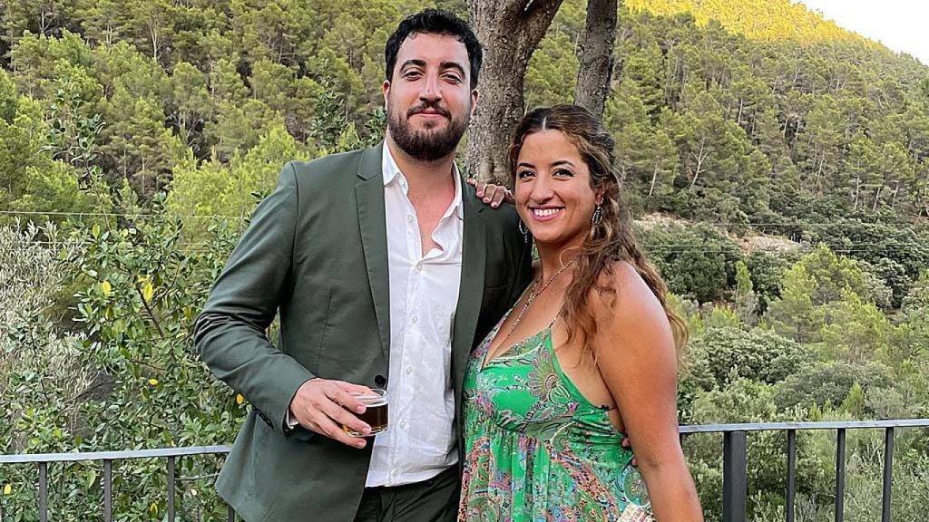 Carla junto a su hermano Sergio Delgado.