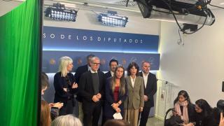 Junts se niega a hablar en la sala de prensa del Congreso porque hay una bandera de España y se traslada a un set de TV