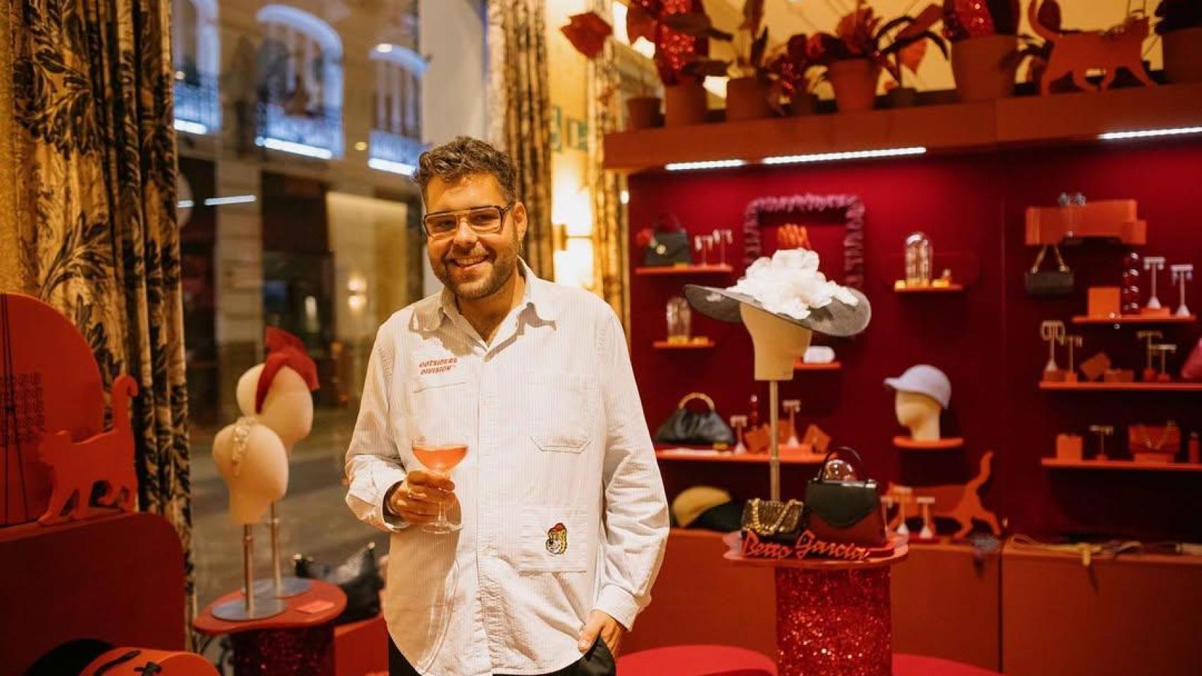 Betto, el sombrerero valenciano que vestirá a los bailarines de la 'Cridà' de las Fallas.