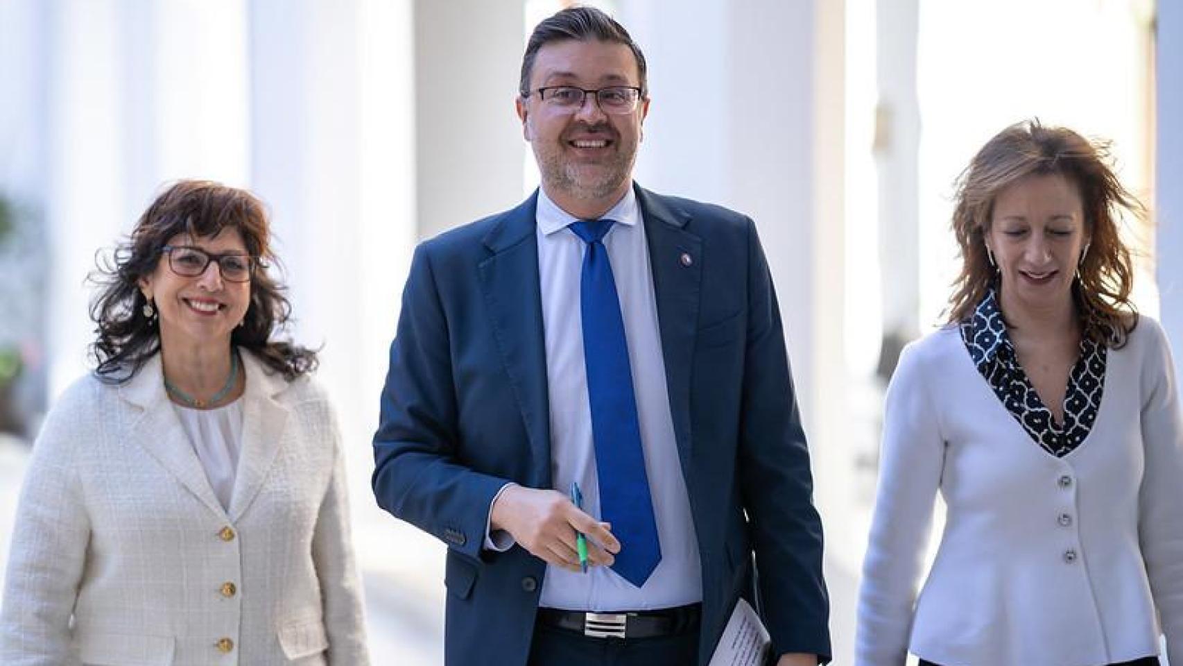 El consejero de Educación, Cultura y Deporte, Amador Pastor, a su llegada a la rueda de prensa, junto a a viceconsejera de Educación, Universidades e Investigación, Mar Torrecilla; y a la directora general de Innovación Educativa y Programas, Mariló Lopez.