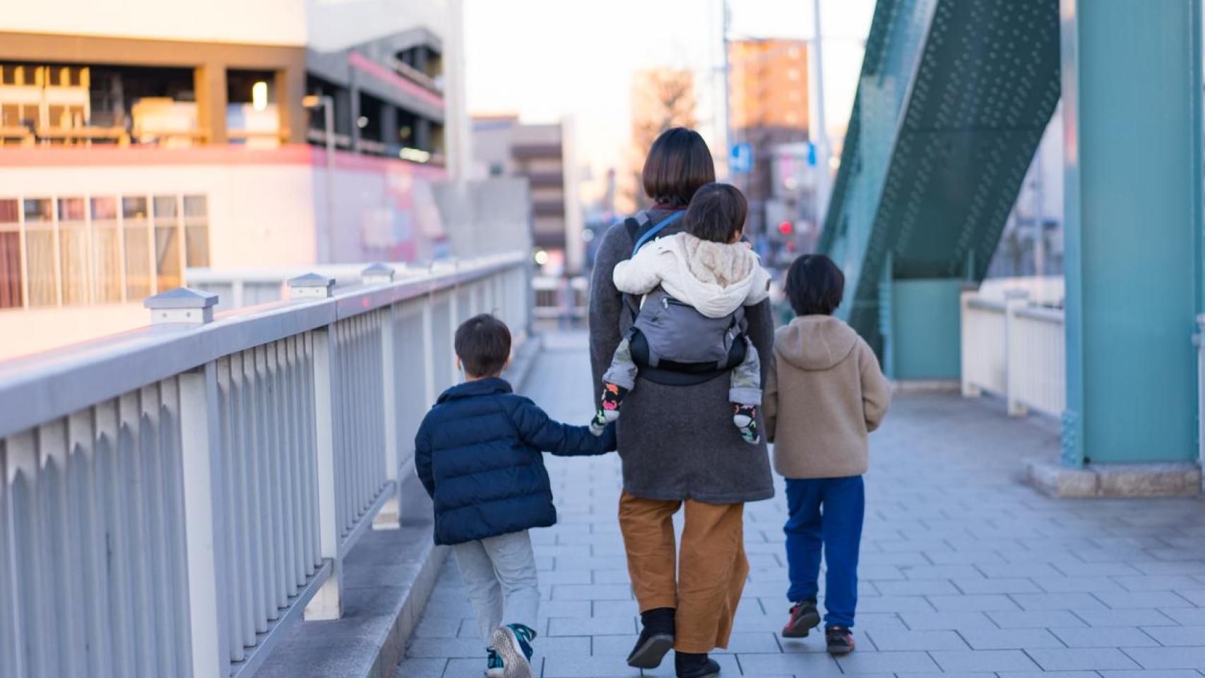 Una madre con tres hijos.