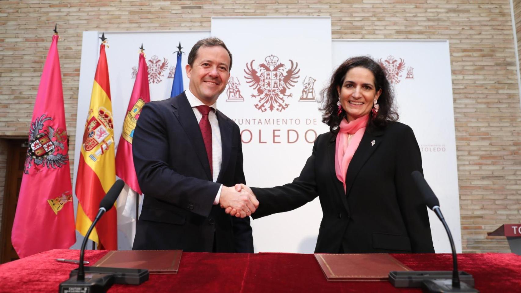 El alcalde de Toledo, Carlos Velázquez, y la directora general de la Fundación Ortega-Marañón, Lucia Sala, han sellado el acuerdo.