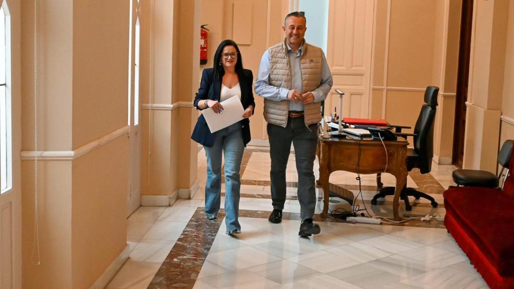 La portavoz del Gobierno de la Diputación de Ciudad Real, Rocío Zarco, junto al vicepresidente de Hacienda, Adrián Fernández.