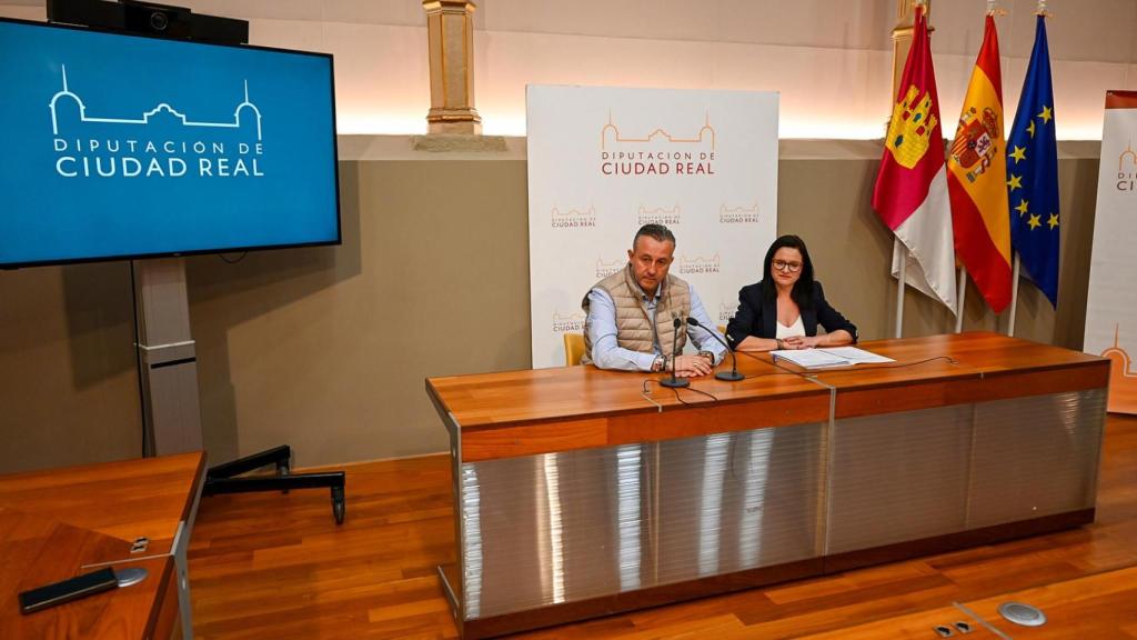 La portavoz del Gobierno de la Diputación de Ciudad Real, Rocío Zarco, junto al vicepresidente de Hacienda, Adrián Fernández.