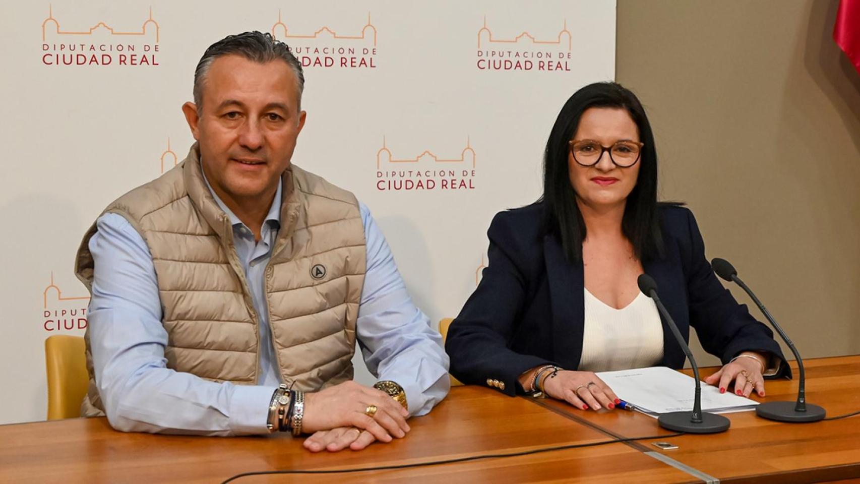 La portavoz del Gobierno de la Diputación de Ciudad Real, Rocío Zarco, junto al vicepresidente de Hacienda, Adrián Fernández.