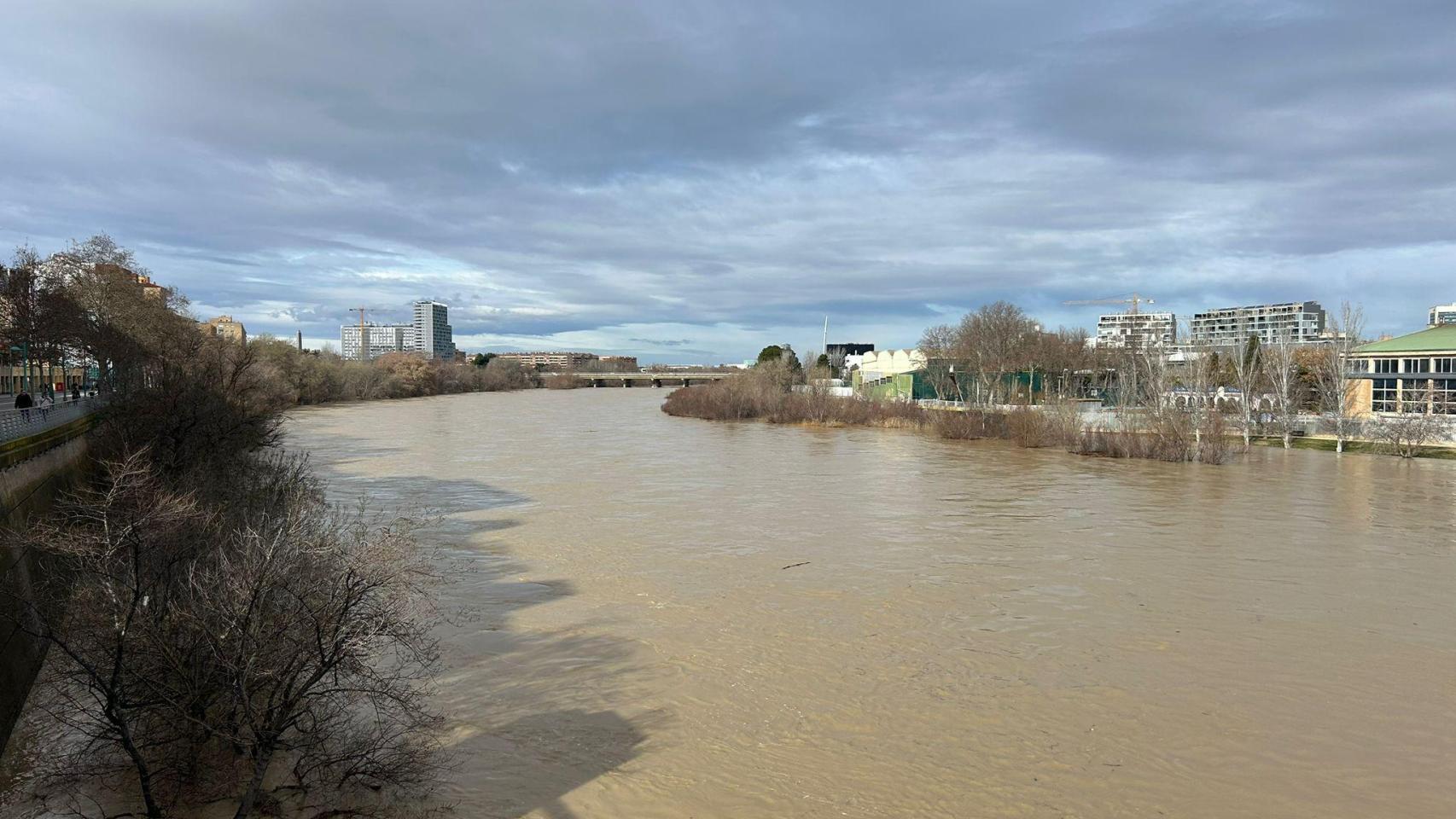 El río Ebro, a su paso por Zaragoza capital.
