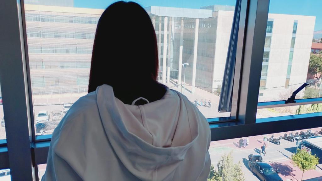 Celia, este martes, en el despacho de su abogado, mirando la Ciudad de la Justicia.