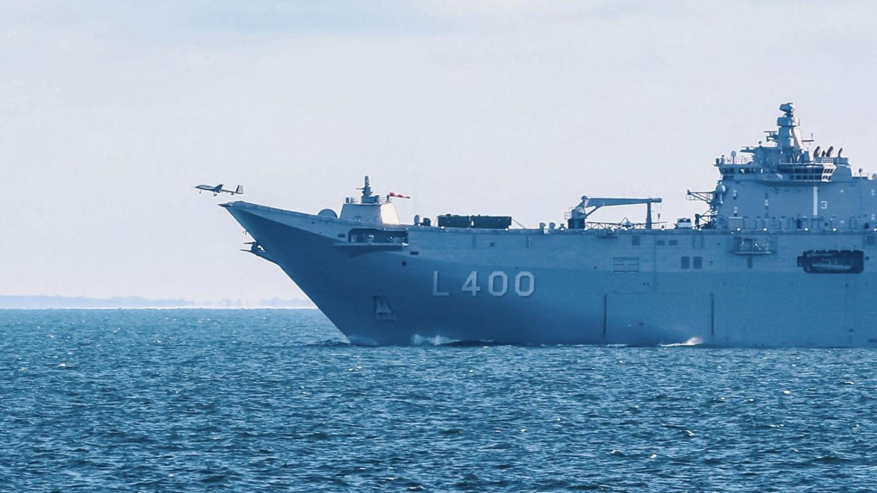 Un dron Bayraktar TB3 despegando desde la cubierta del buque insignia turco, el TCG Anadolu.