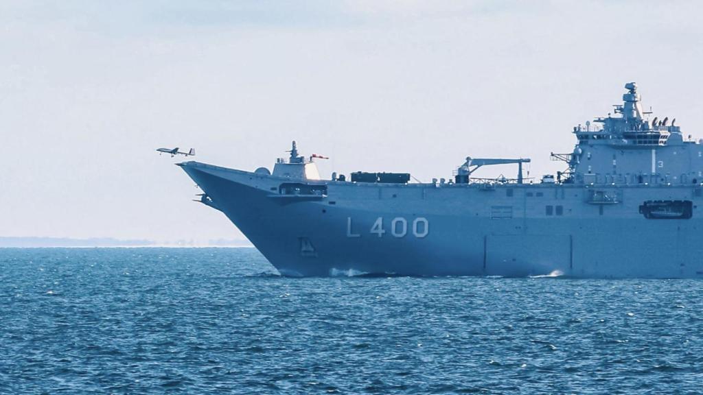 Un dron Bayraktar TB3 despegando desde la cubierta del buque insignia turco, el TCG Anadolu.