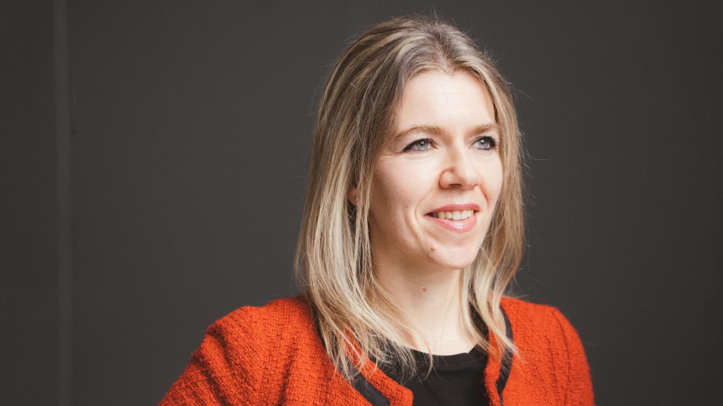 La escritora se deja fotografiar por Magas para la entrevista.