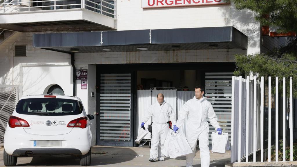 Agentes trabajan en el centro de salud de Benicàssim (Castellón). Europa Press / Carme Ripollés