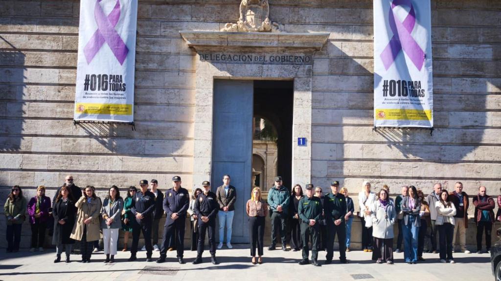 Minuto de silencio en Delegación de Gobierno por la última víctima mortal de violencia machista en Benicàssim. EE