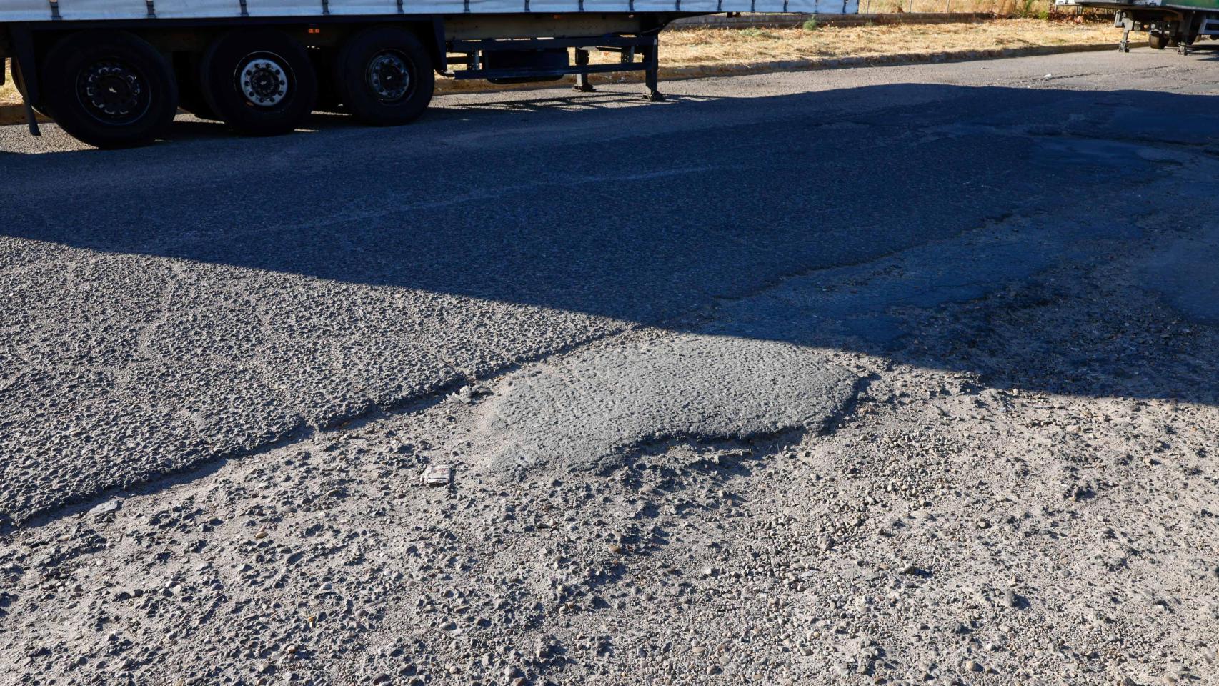 Estado de la calle Ventalomar, donde el Ayuntamiento ha anunciado un programa de parcheado.