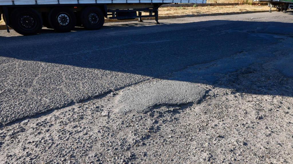 Estado de la calle Ventalomar, donde el Ayuntamiento ha anunciado un programa de parcheado.