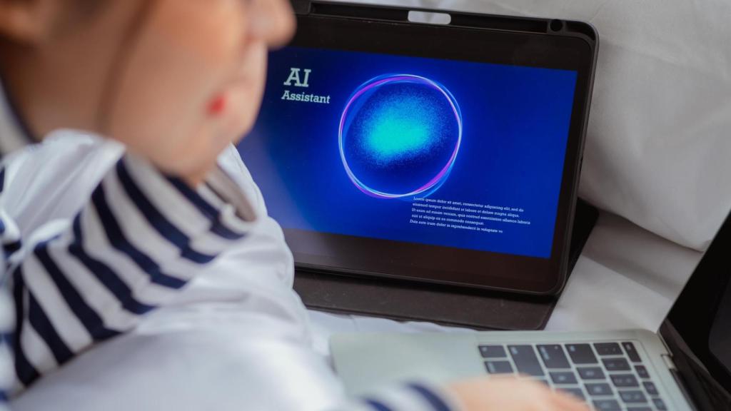 Imagen de archivo de una mujer utilizando un asistente virtual.