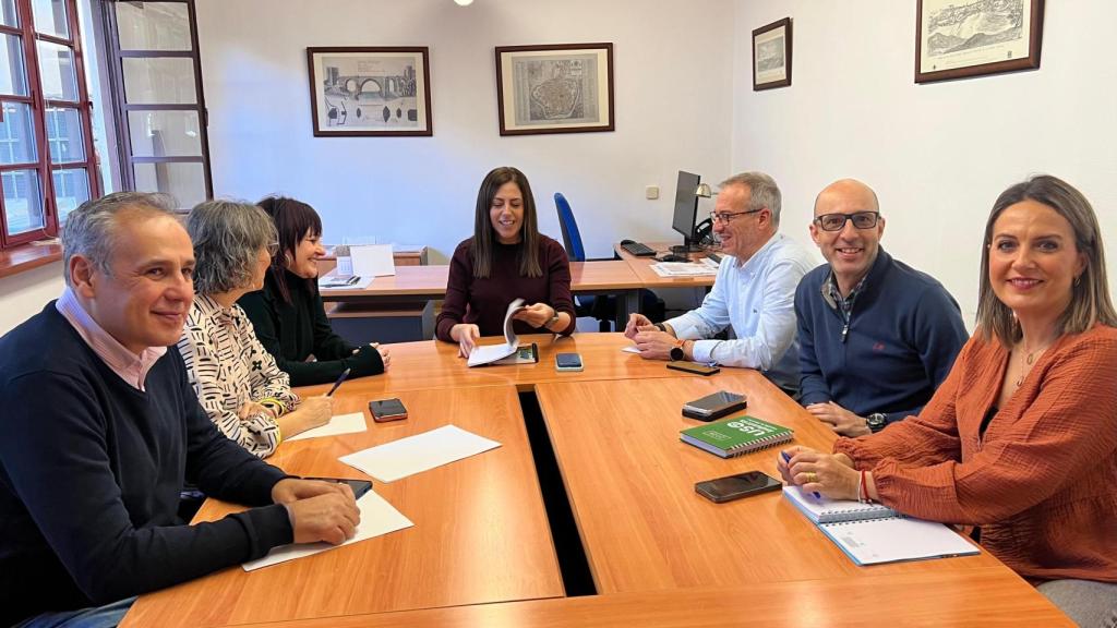 Encuentro entre los concejales socialistas y representantes de UGT y USO en Castilla-La Mancha en la sede del Grupo Municipal Socialista de la Posada de la Hermandad.