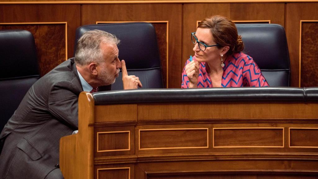Ángel Víctor Torres charla con Mónica García, en el Congreso.