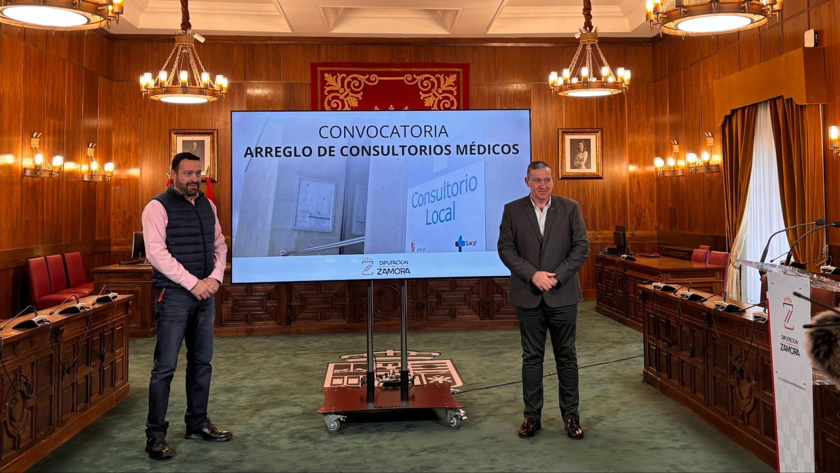 El presidente de la Diputación de Zamora, Javier Faúndez Domínguez, acompañado por el diputado delegado de Obras Municipales, Manuel Martín Pérez, durante la presentación de la nueva convocatoria de subvenciones destinada a la reforma de consultorios locales en municipios de la provincia, este martes