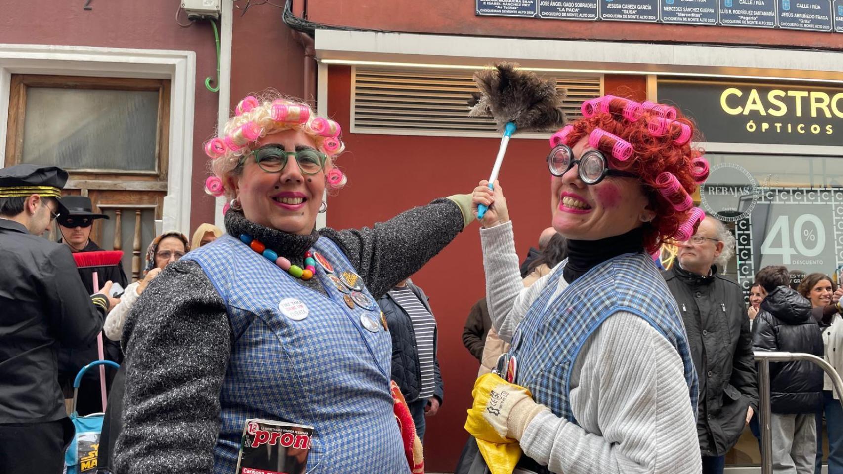 Isa y Bego junto a su placa