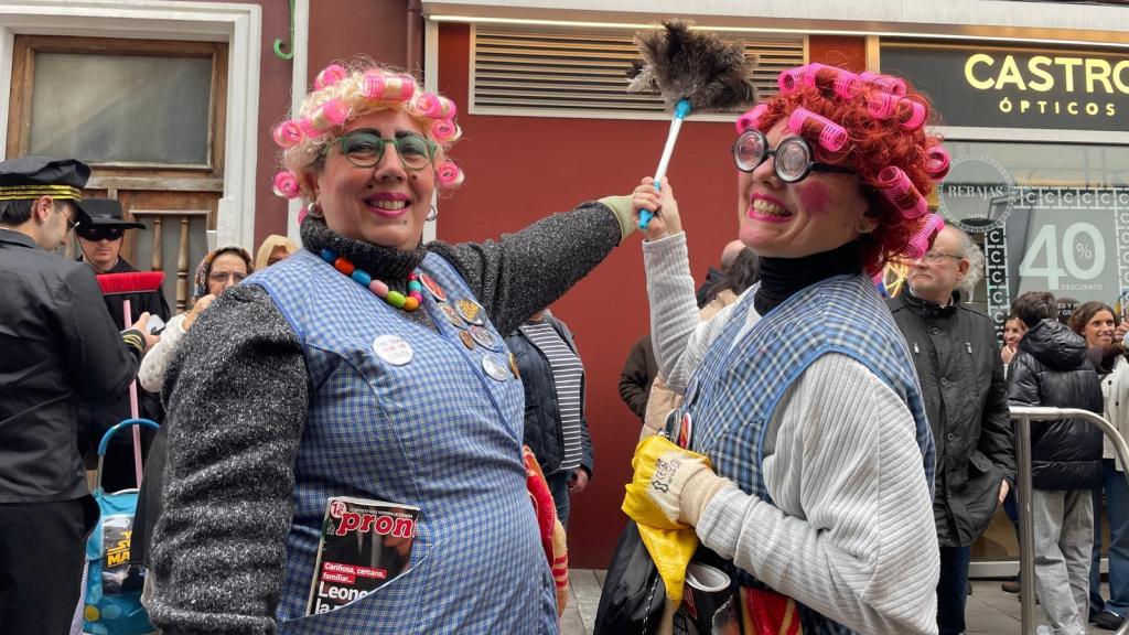 Isa y Bego junto a su placa