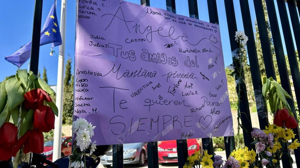 Un cartel de antiguos compañeros del colegio en el que era su instituto.