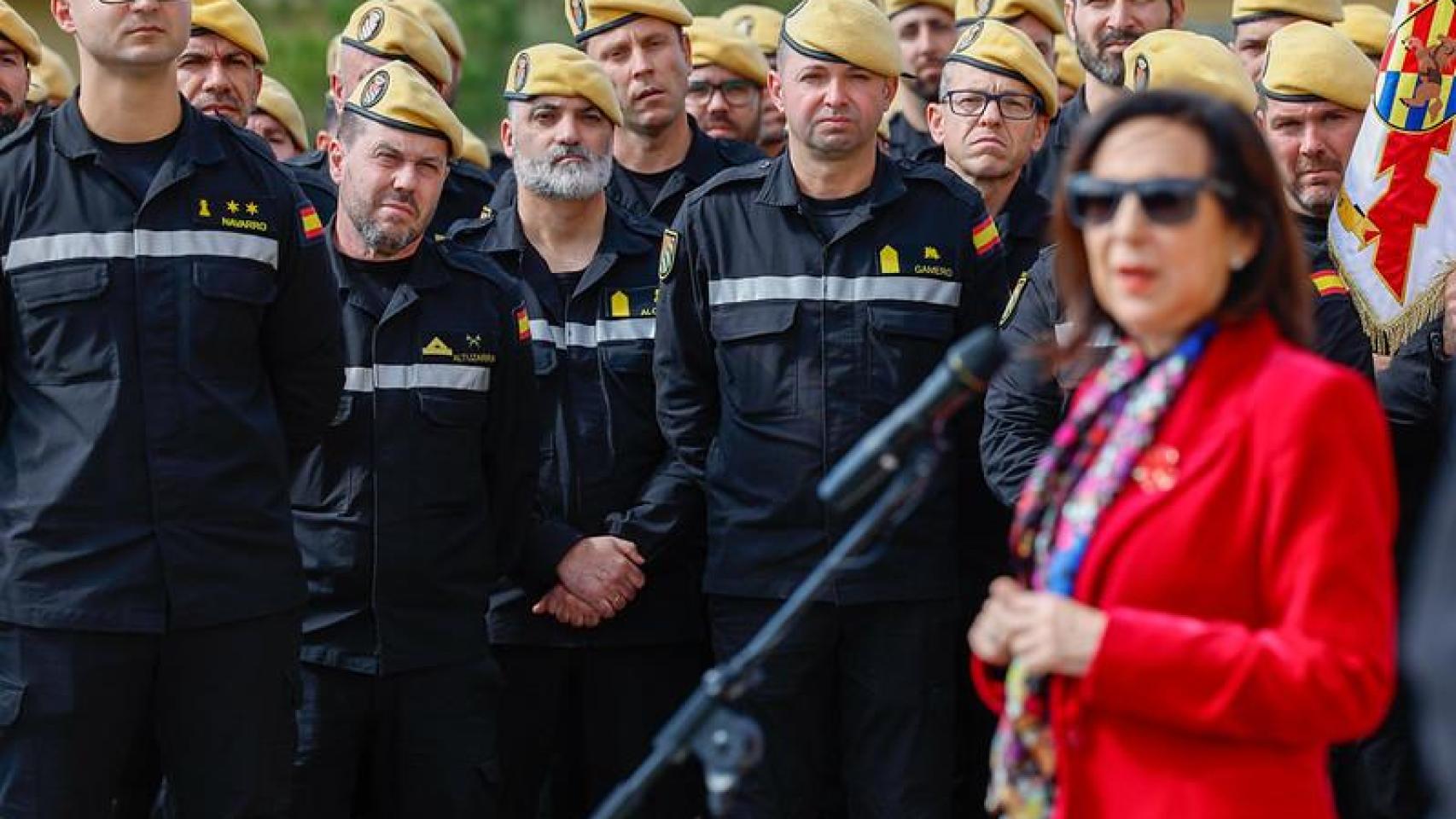 La ministra de Defensa, Margarita Robles, durante su visita al Batallón de Intervención en Emergencias II (BIEM II).
