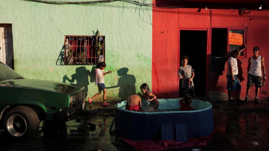 Niños juegan en una piscina durante las celebraciones de Carnaval en Caracas.