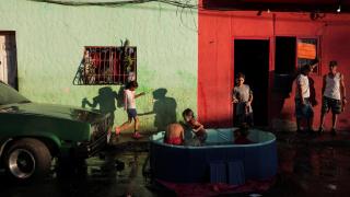 Niños juegan en una piscina durante las celebraciones de Carnaval en Caracas.
