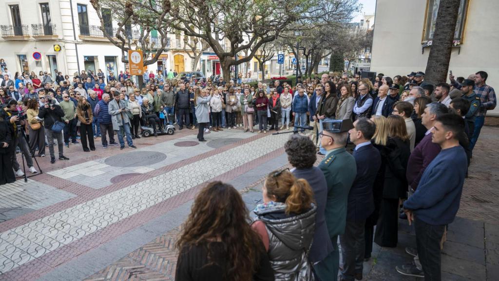 Minuto de silencio en Benicássim en condena del asesinato machista de Ana, la enfermera asesinada por su expareja. Efe / Andreu Esteban